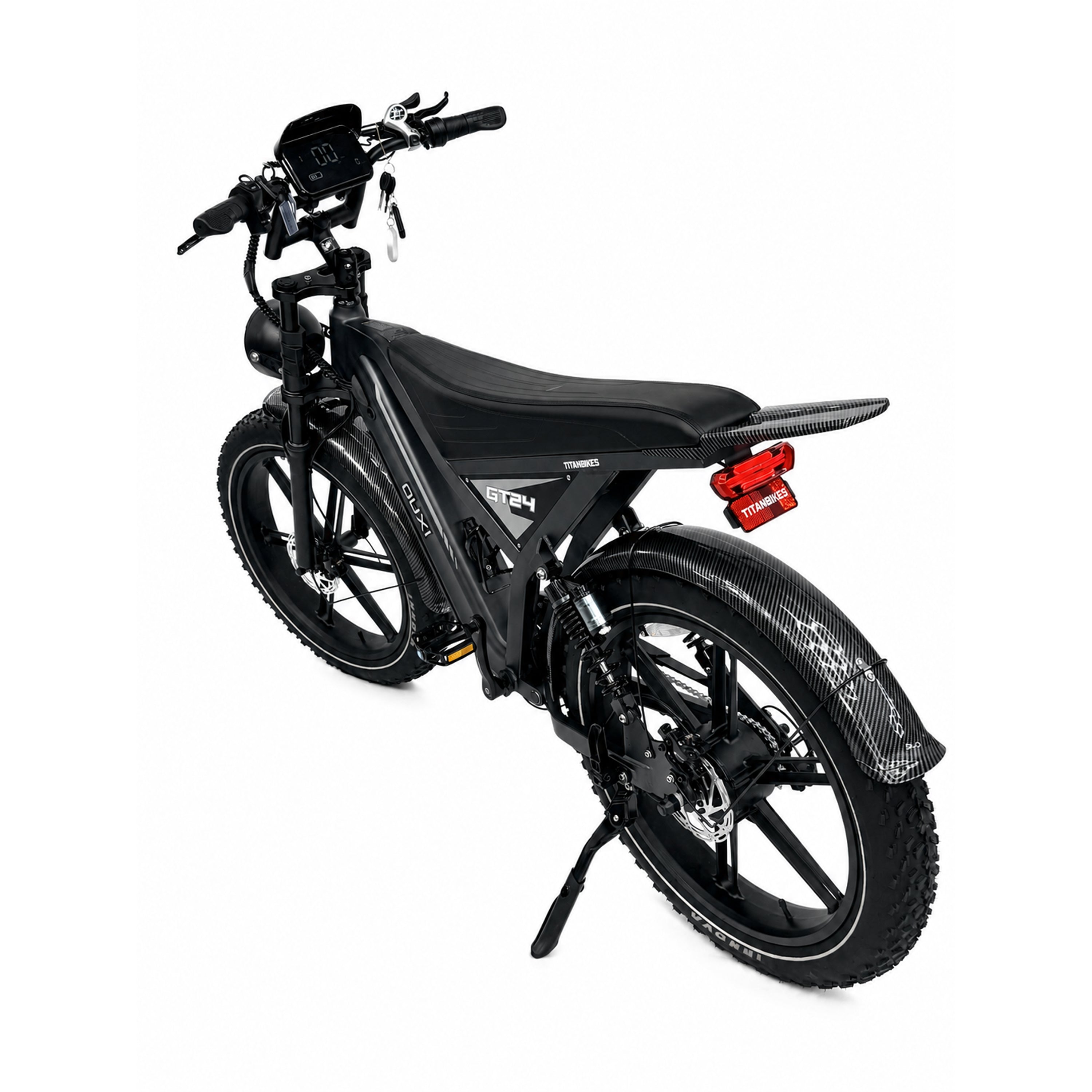 De OUXI FATBIKE GT24 – MODEL 2026 is voorzien van dikke banden, een digitaal display op het stuur, hydraulische remmen, een achterspatbord, een standaard en een rood slot dat bij het zadel is bevestigd. De zwarte 24-inch fatbike van OUXI is schuin van rechtsachter afgebeeld tegen een witte achtergrond.
