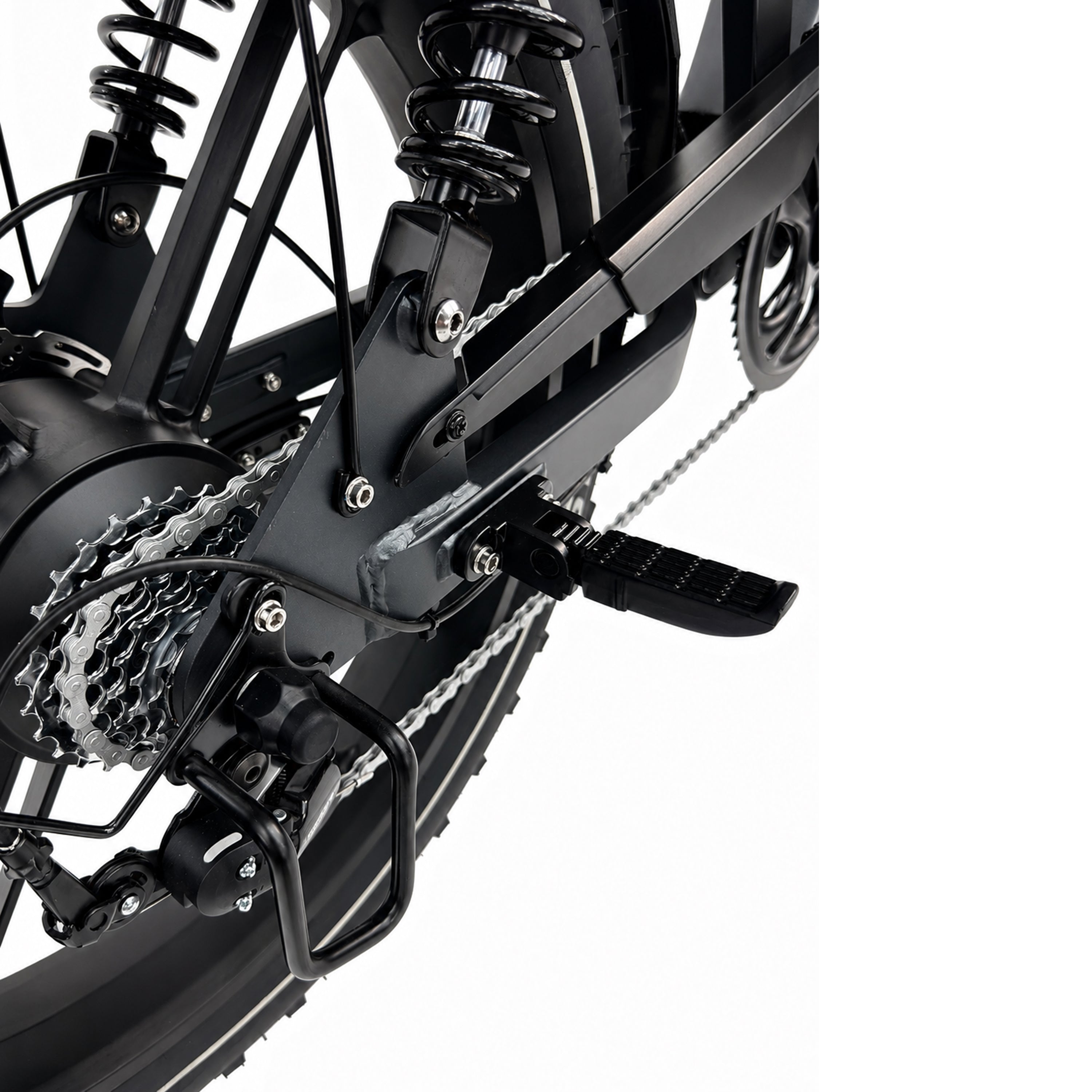 Een close-up van het achterwiel van de FATBIKE OUXI GT24 – MODEL 2026 van OUXI, waarbij de versnellingen, de derailleur, de veringveren, het pedaal en de ketting tegen een witte achtergrond goed te zien zijn.