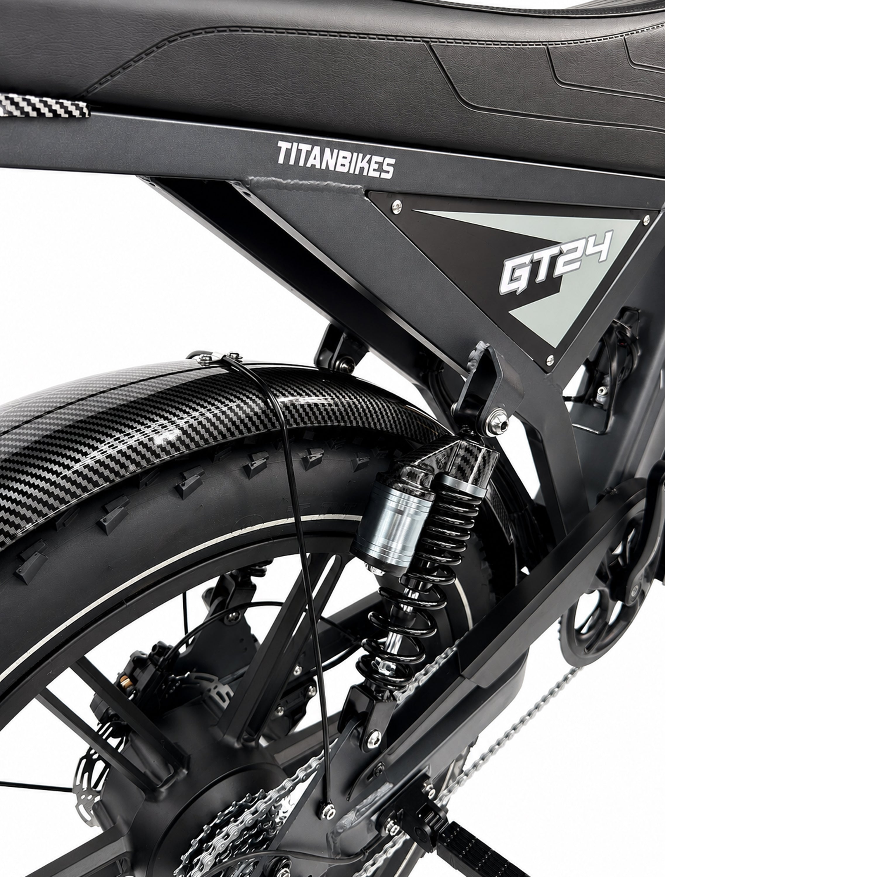 Close-up van een zwarte OUXI FATBIKE GT24 – MODEL 2026, waarbij het achterwiel, de vering en een deel van het zadel in beeld worden gebracht om het moderne ontwerp en het gedetailleerde vakmanschap te laten zien. Deze 24-inch fatbike met hydraulische remmen en een alarm is perfect voor lange mensen die zowel stijl als comfort belangrijk vinden.