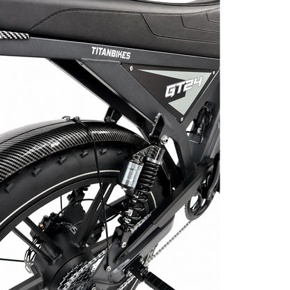 Close-up van een zwarte OUXI FATBIKE GT24 – MODEL 2026, waarbij het achterwiel, de vering en een deel van het zadel in beeld worden gebracht om het moderne ontwerp en het gedetailleerde vakmanschap te laten zien. Deze 24-inch fatbike met hydraulische remmen en een alarm is perfect voor lange mensen die zowel stijl als comfort belangrijk vinden.
