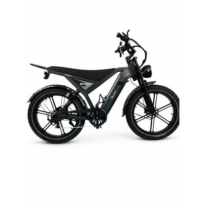 Zijaanzicht van een zwarte OUXI FATBIKE OUXI GT24 – MODEL 2026, met dikke 24-inch banden, een recht zadel, spatborden voor en achter en een koplamp, afgebeeld tegen een effen witte achtergrond. Deze elektrische fatbike van OUXI is uitgerust met hydraulische remmen en een alarmsysteem, en is ontworpen om extra comfort en stabiliteit te bieden aan fietsers van elke lengte.