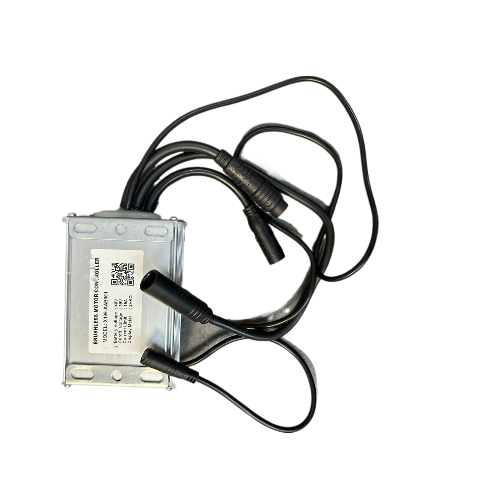 Op een witte achtergrond is een rechthoekig metalen elektronisch apparaat te zien met het opschrift “7GO - EB16 MINI - CONTROLLER” van 7GO, voorzien van een etiket, een QR-code en verschillende zwarte kabels. Deze controller is een origineel vervangingsonderdeel en is ideaal als controller voor een fatbike.