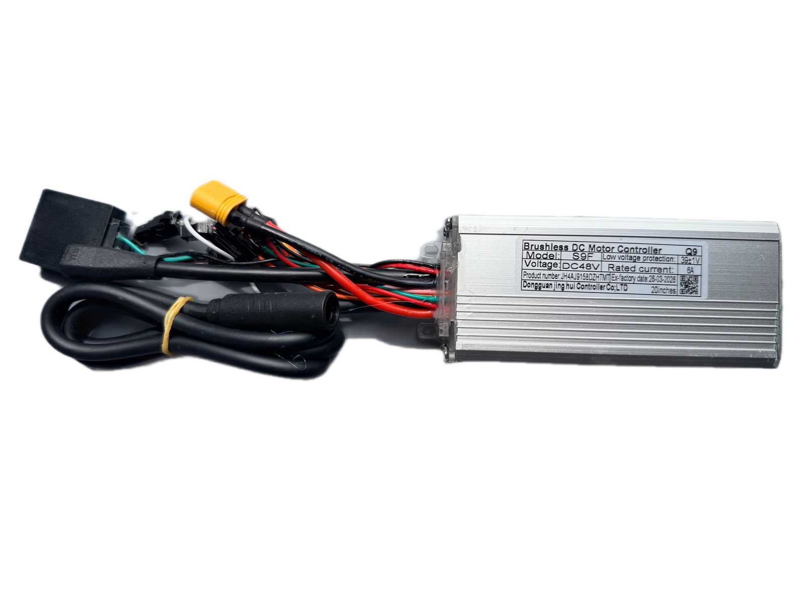 Een zilverkleurige OUXI-controller – OUXI GT20 – ORIGINELE 48V borstelloze gelijkstroommotorcontroller, voorzien van aangesloten zwarte en gekleurde draden, connectoren en een specificatielabel op de behuizing, afgebeeld tegen een witte achtergrond – in de klassieke OUXI GT20-stijl.