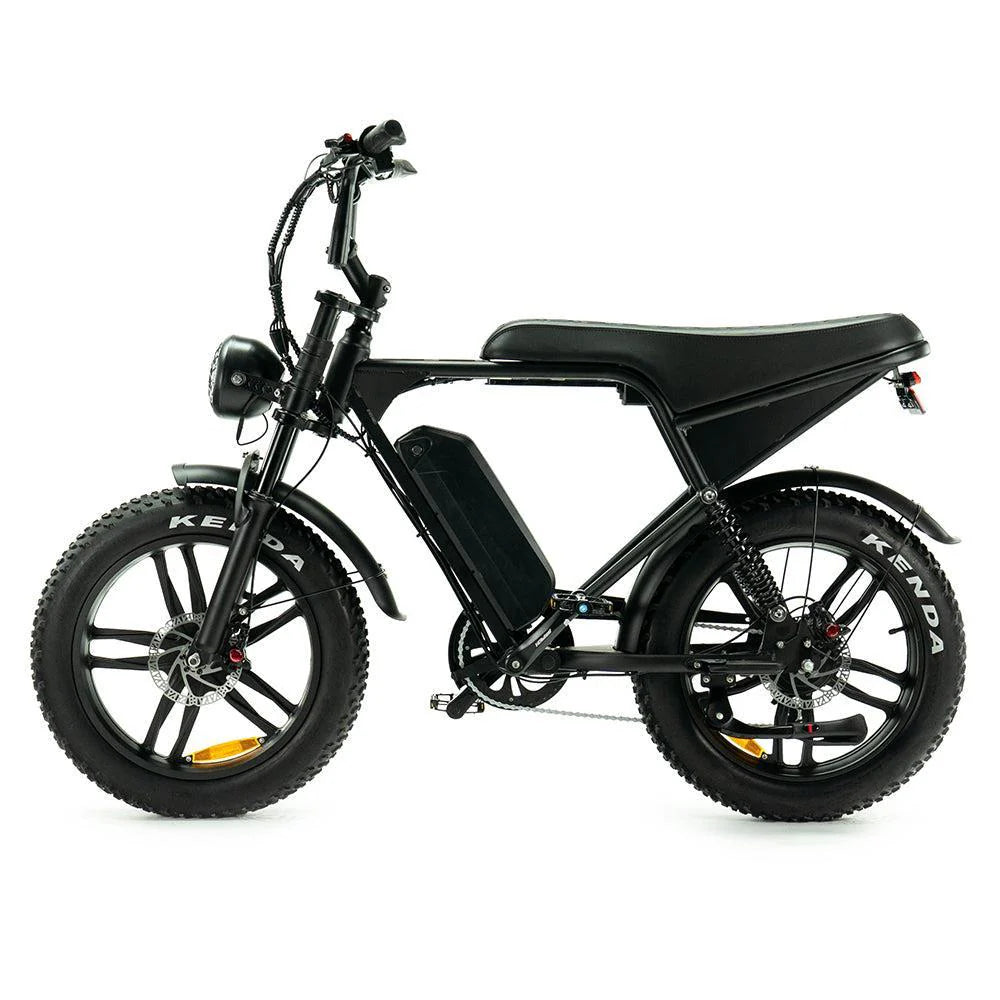 Een zwarte OUXI FATBIKE V8 PRO (C80 PRO) – MODEL 2026 met dikke banden, een lang zadel, een koplamp en een op het frame gemonteerde accu is vanaf de zijkant te zien tegen een witte achtergrond. Met zijn robuuste ontwerp, hydraulische remmen en alarmsysteem levert deze fatbike indrukwekkende e-bike-prestaties.