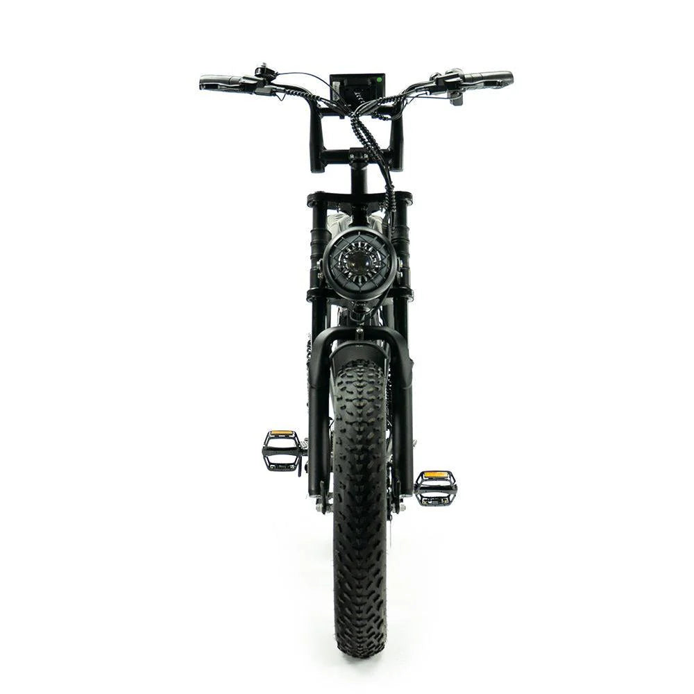 Vooraanzicht van de OUXI FATBIKE V8 PRO (C80 PRO) – Model 2026, een strakke zwarte e-bike van OUXI met hydraulische remmen en een alarmsysteem, met een opvallende koplamp, breed stuur, dikke voorband met profiel en pedalen die aan beide zijden zichtbaar zijn tegen een witte achtergrond.