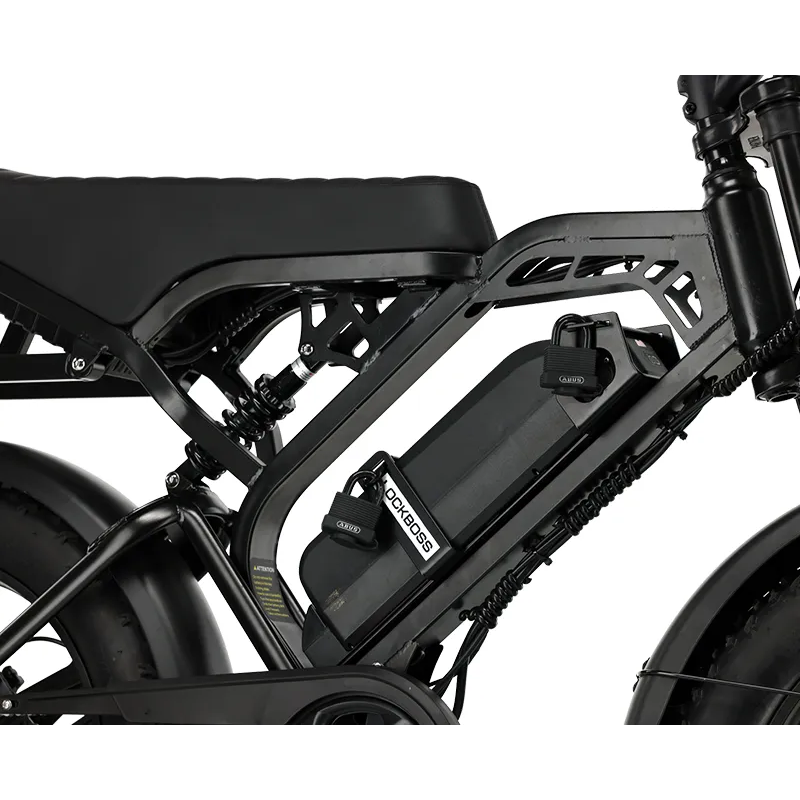 Close-up zijaanzicht van een zwarte elektrische fiets, waarbij het frame en de gemonteerde accu te zien zijn, voorzien van het Lockboss Batterijslot voor Fatbike V20 & V20 Pro – een veilig fietsslot voor de accu. De afbeelding benadrukt kenmerken zoals het accubeveiligingssysteem voor fatbikes en een veilig V20-accuslot van Lockboss, waarbij het zadel, het achterwiel en het accucompartiment duidelijk zichtbaar zijn.