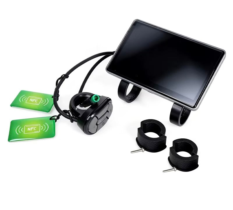 Hier wordt een OUXI DISPLAY - SCHERM - HC80 - OUXI GT2000 - NFC - ORIGINEEL met touchscreen en NFC-functionaliteit gepresenteerd, compatibel met het HC80 LCD-scherm en het OUXI GT2000-display. Op de afbeelding zijn twee stuurhouders, een rond bedieningspaneel met een groene knop en twee groene NFC-sleutelkaarten te zien – alles weergegeven op een witte achtergrond.