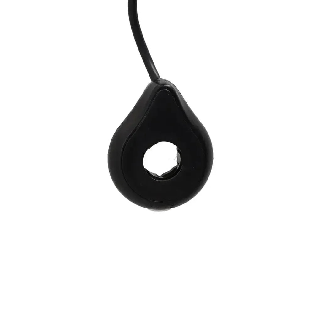 De afbeelding, weergegeven tegen een effen witte achtergrond, toont de QMWHEEL V20 (PRO) Trapsensor – Controller Onder Zadel - Origineel, een zwart, druppelvormig onderdeel met een gat in het midden en een uitsteekbare draad, ontworpen door QMWHEEL voor nauwkeurige integratie in fatbike- of e-bike-systemen.