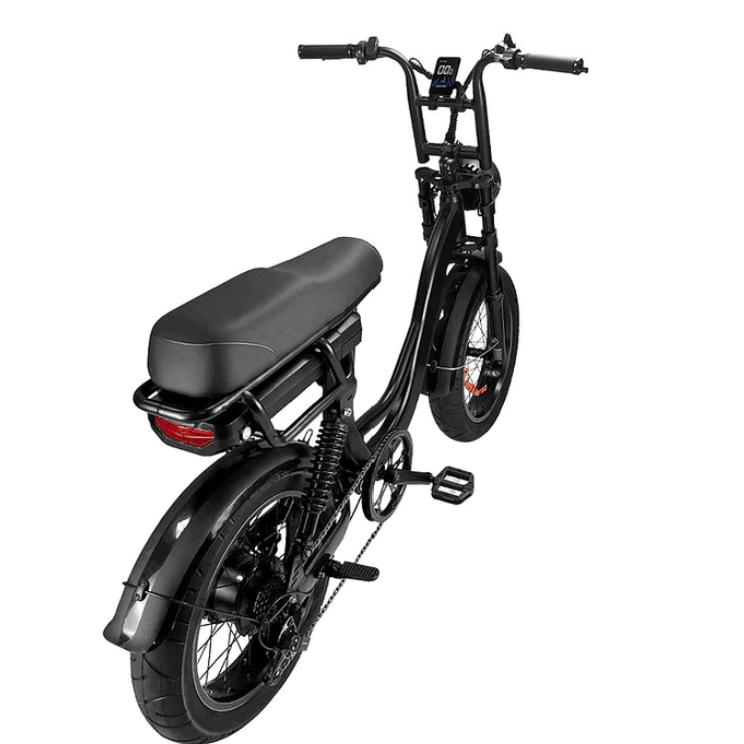Een zwarte 7GO FATBIKE EB8 DAMESFIETS - HYDRAULISCHE REMMEN elektrische fiets met een lang, gewatteerd zadel, achtervering, digitaal display en dikke banden, voorzien van een aluminium frame, gefotografeerd vanuit een hoek linksachter tegen een witte achtergrond, biedt een universele pasvorm voor fietsers.