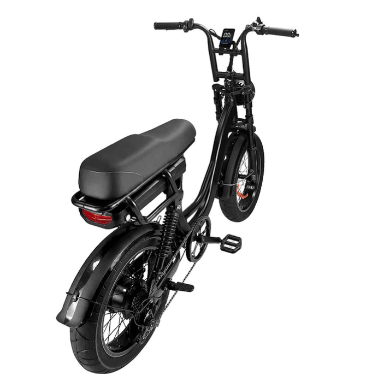 De 7GO FATBIKE EB8 DAMESFIETS - HYDRAULISCHE REMMEN is een zwarte elektrische fiets met een stevig aluminium frame, een bekleed zadel, een bagagedrager achterop, een digitaal display op het stuur en dikke banden. Deze fiets wordt vanuit een hoek linksachter tegen een witte achtergrond getoond, waardoor de universele pasvorm voor comfortabel fietsen goed tot zijn recht komt.