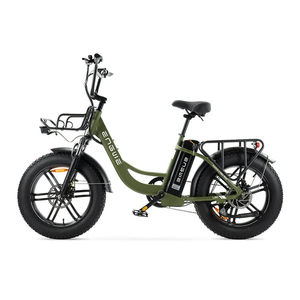 Een groene ENGWE L20 - FATBIKE van ENGWE met dikke banden, een mandje voorop, een bagagedrager achterop en een in het frame ingebouwde accu. Deze elektrische fatbike is vanaf de zijkant gefotografeerd tegen een witte achtergrond.