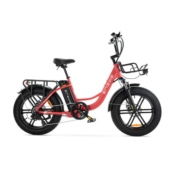 Een rode ENGWE L20 – FATBIKE van ENGWE, met dikke banden, een laag instapframe, bagagedragers voor en achter en een accu die achter de zitbuis is gemonteerd, wordt vanaf de zijkant afgebeeld tegen een witte achtergrond – waardoor de robuuste stijl van deze elektrische fatbike perfect tot uiting komt.