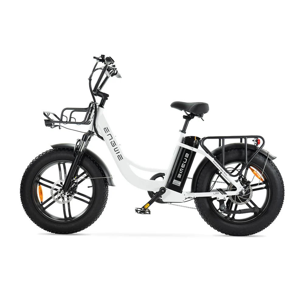 Witte ENGWE L20 – FATBIKE met extra brede banden, voorzien van een mand aan de voorkant, een bagagedrager achteraan en zwarte accenten, in profiel afgebeeld tegen een effen witte achtergrond. De merknaam ENGWE staat op het frame, waarmee deze elektrische fatbike wordt gepresenteerd als onderdeel van de gerenommeerde Titanbikes-collectie.