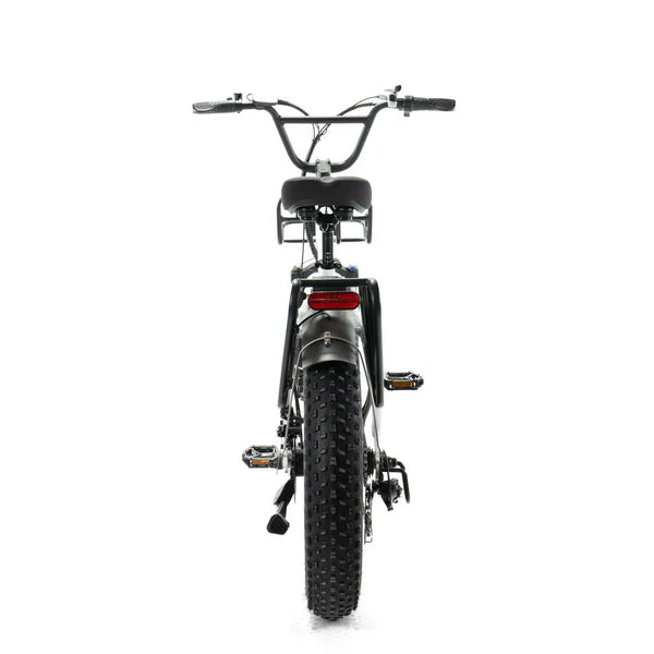 Achteraanzicht van de ENGWE L20 FATBIKE van ENGWE in het zwart, met brede banden met noppen, een recht stuur en een zichtbaar zadel, gefotografeerd tegen een effen witte achtergrond.