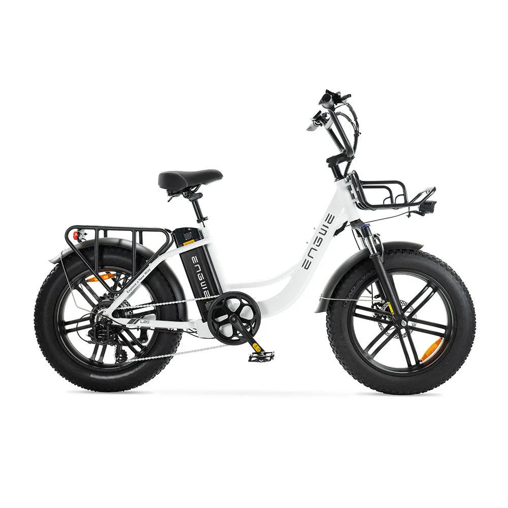De ENGWE L20 – FATBIKE van ENGWE, hier in profiel afgebeeld tegen een effen witte achtergrond, heeft een wit frame, dikke banden, een bagagerek achterop, een mand voorop en een zwart zadel.