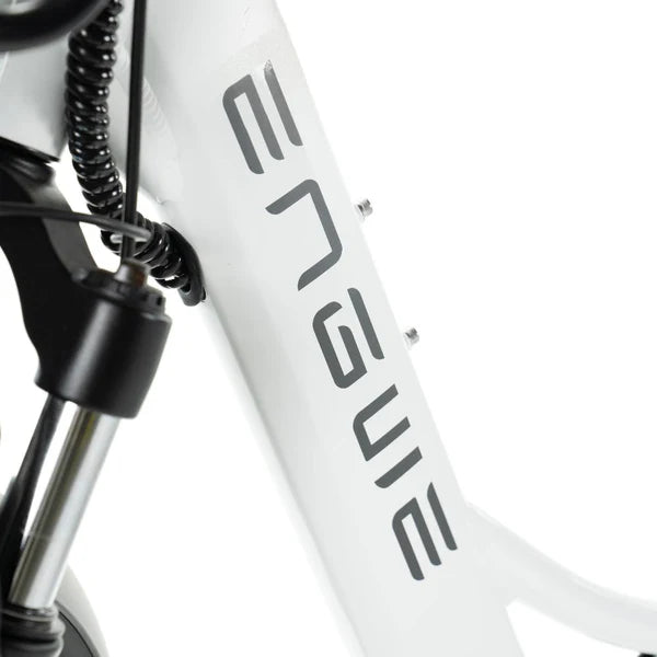 Hier is een aangepaste versie van de zin met gebruikmaking van uw productgegevens: Close-up van het ENGWE L20 - FATBIKE-frame in het wit, met de opvallende, grijze merknaam ENGWE aan de zijkant. Zichtbare details zijn onder meer delen van de verende voorvork en kabels, die het hoogwaardige ontwerp benadrukken dat kenmerkend is voor de elektrische fatbikes van ENGWE, aangeboden door Titanbikes.