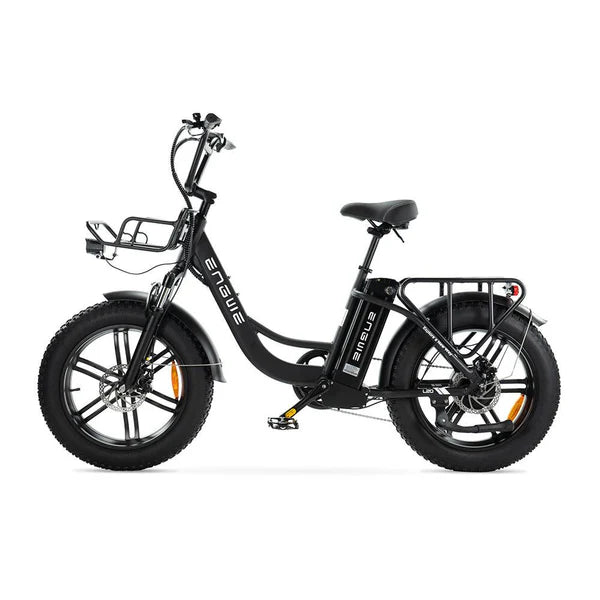 De ENGWE L20 - FATBIKE van ENGWE is een zwarte elektrische fatbike, uitgerust met dikke banden, bagagedragers voor en achter en een centrale accu. Met zijn lage instap, recht stuur en schijfremmen is hij perfect ontworpen voor woon-werkverkeer in de stad of offroad.