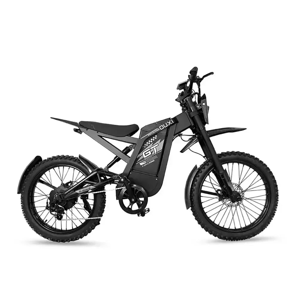 Zijaanzicht van een zwarte OUXI FATBIKE GT2000 CROSS – OFFROADFIETS (model 2026) met dikke banden, spatborden voor en achter en het G.T.-logo op het batterijcompartiment. Deze fiets is uitgerust met pedalen, een motor van 2000 W, een voorvork met vering, hydraulische remmen en een alarmsysteem.