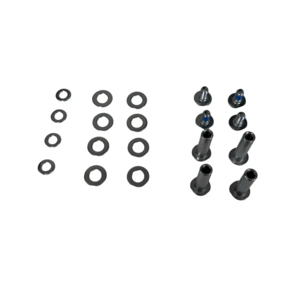 Veertien sluitringen, gerangschikt in rijen, en acht bouten of schroeven met ronde kop – ideaal voor het bevestigen van accessoires zoals het QMWHEEL V20 – ACHTERZITJE – worden overzichtelijk gepresenteerd op een witte achtergrond.