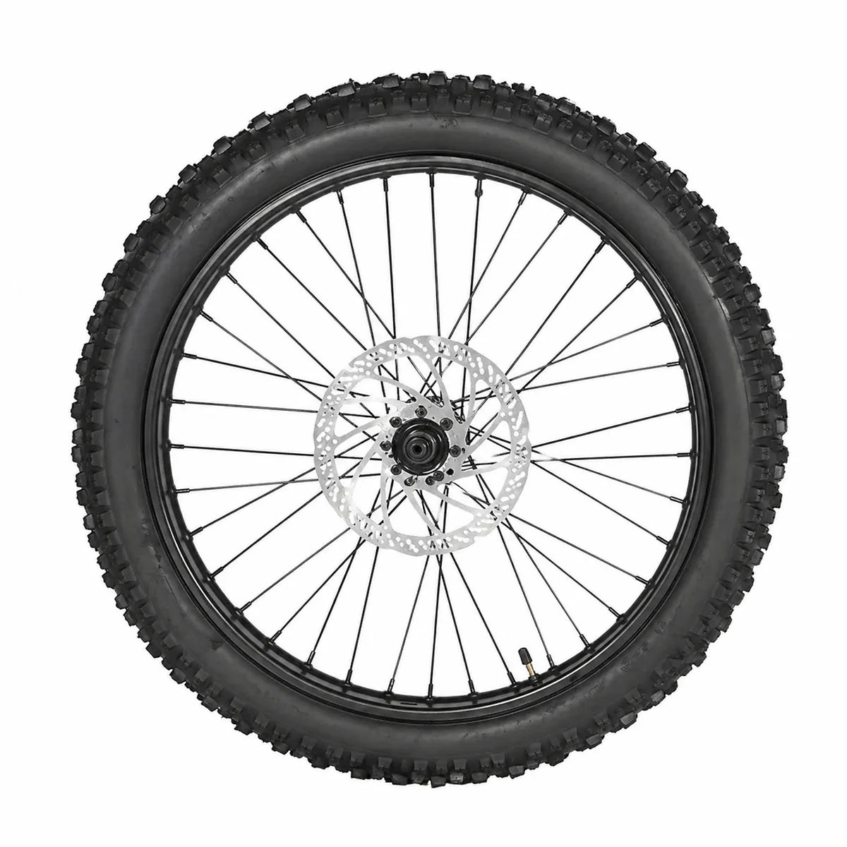 Een OUXI VOORWIEL INCL. BAND - GT2000 - ORIGINEEL, een 20-inch fatbike-voorwiel van OUXI, vanaf de zijkant gefotografeerd tegen een witte achtergrond, voorzien van een noppenband, een zwarte velg, stevige metalen spaken en een schijfremrotor.