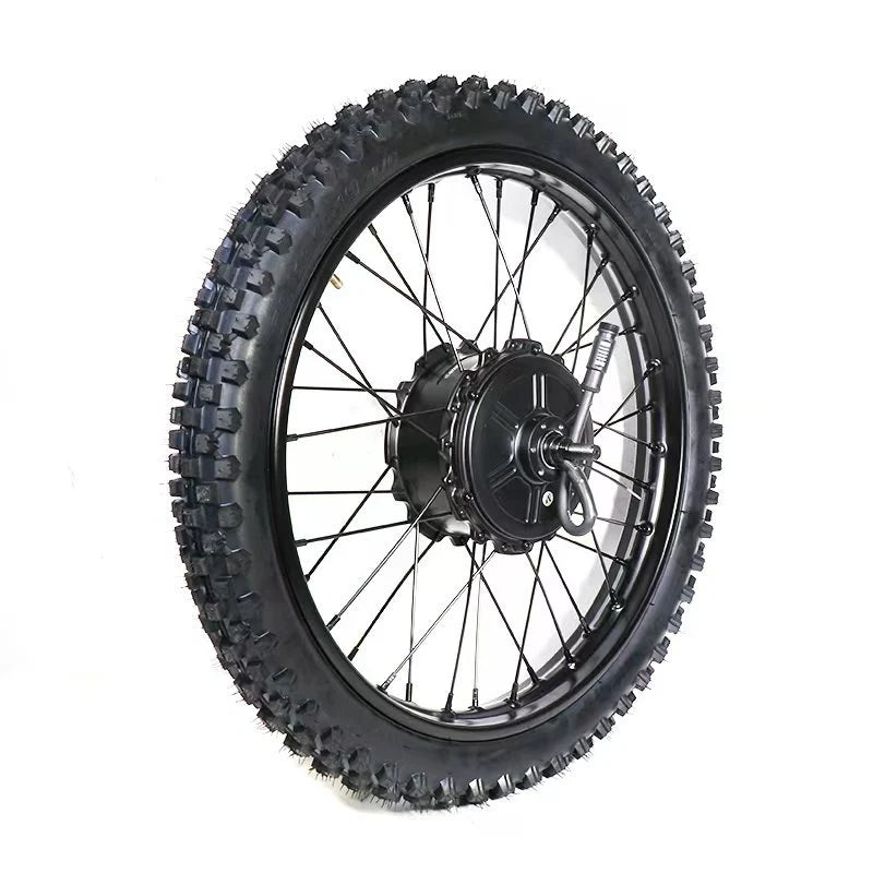 Een zwart offroad-achterwiel met een noppenband, spaken en een centrale naaf — ACHETERWIEL + MOTOR INCL BAND - OUXI GT2000 - ORIGINEEL van OUXI — wordt afgebeeld tegen een witte achtergrond.