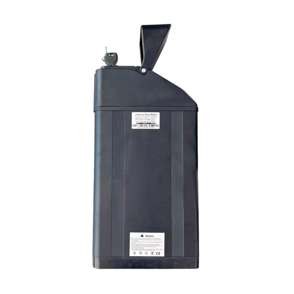 Een rechthoekige zwarte OUXI ACCU - BATTERIJ - OUXI GT2000 - ORIGINEEL lithium-ion-accupakket met een handgreep aan de bovenkant en een sleutel in het slot. Op de voorkant zijn labels met technische informatie zichtbaar, waardoor dit een ideale originele e-bike-accu van OUXI is voor uw fatbike-accu-behoeften.
