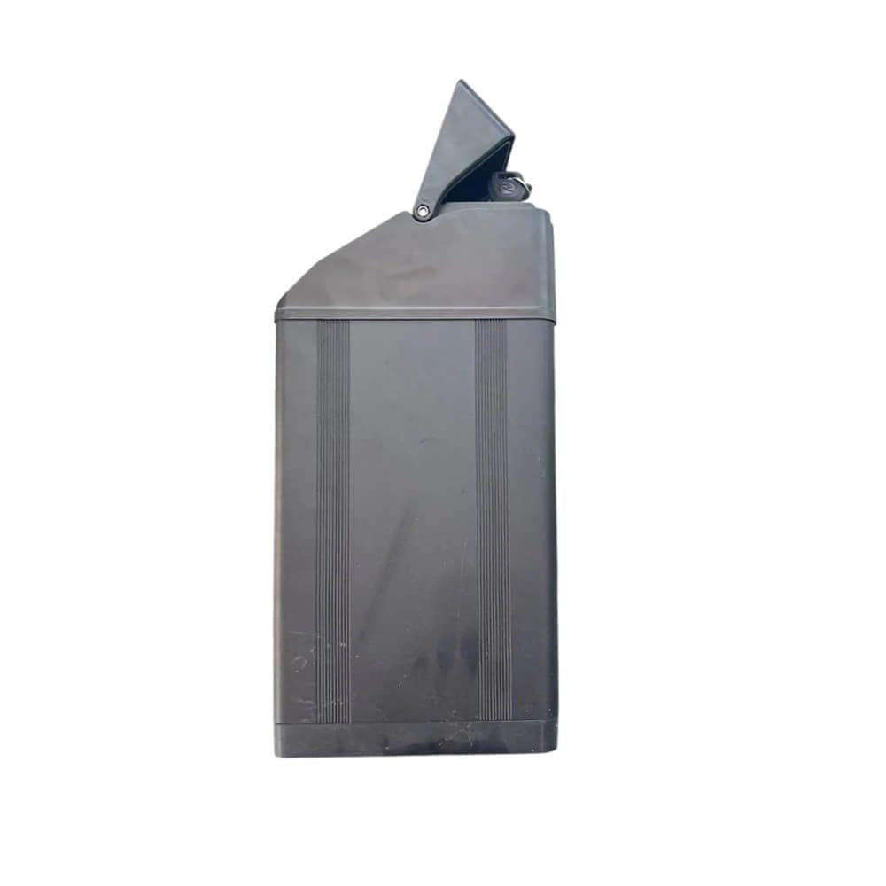 Een zwarte, rechthoekige plastic behuizing met een scharnierend deksel staat rechtop — en lijkt op de ACCU - BATTERIJ - OUXI GT2000 - ORIGINEEL van OUXI. Het gedeeltelijk geopende, driehoekige deksel en de verticale lijnen langs de zijkanten doen denken aan het robuuste ontwerp dat typisch is voor behuizingen van e-bike-accu's of fatbike-batterijen.