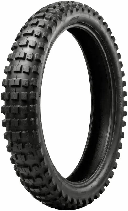 Een zwarte, noppige offroad-motorfietsband staat rechtop, waardoor het profielpatroon – geoptimaliseerd voor ruw terrein en superieure grip – goed tot zijn recht komt: de BUITENBAND - OUXI GT2000 - ORIGINEEL van OUXI is een uitstekende keuze voor motorrijders die op zoek zijn naar betrouwbare prestaties. Deze fatbike-band in de maat 70/100-19 zorgt voor een sterke tractie op uitdagend terrein.