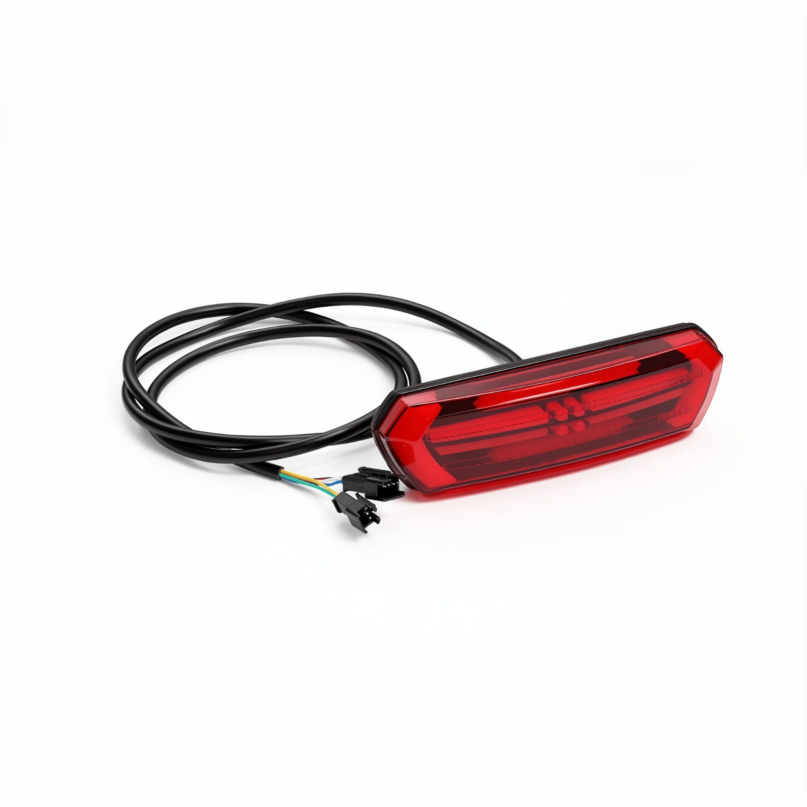 De TitanBikes OUXI GT16 - ACHTERLICHT - ORIGINEEL is een rood, rechthoekig LED-achterlicht met een transparante, rode behuizing met geometrisch patroon, een lange zwarte kabel en zichtbare veelkleurige bedrading op een witte achtergrond. Hiermee is het de perfecte originele vervanging voor je OUXI GT16 fatbike.