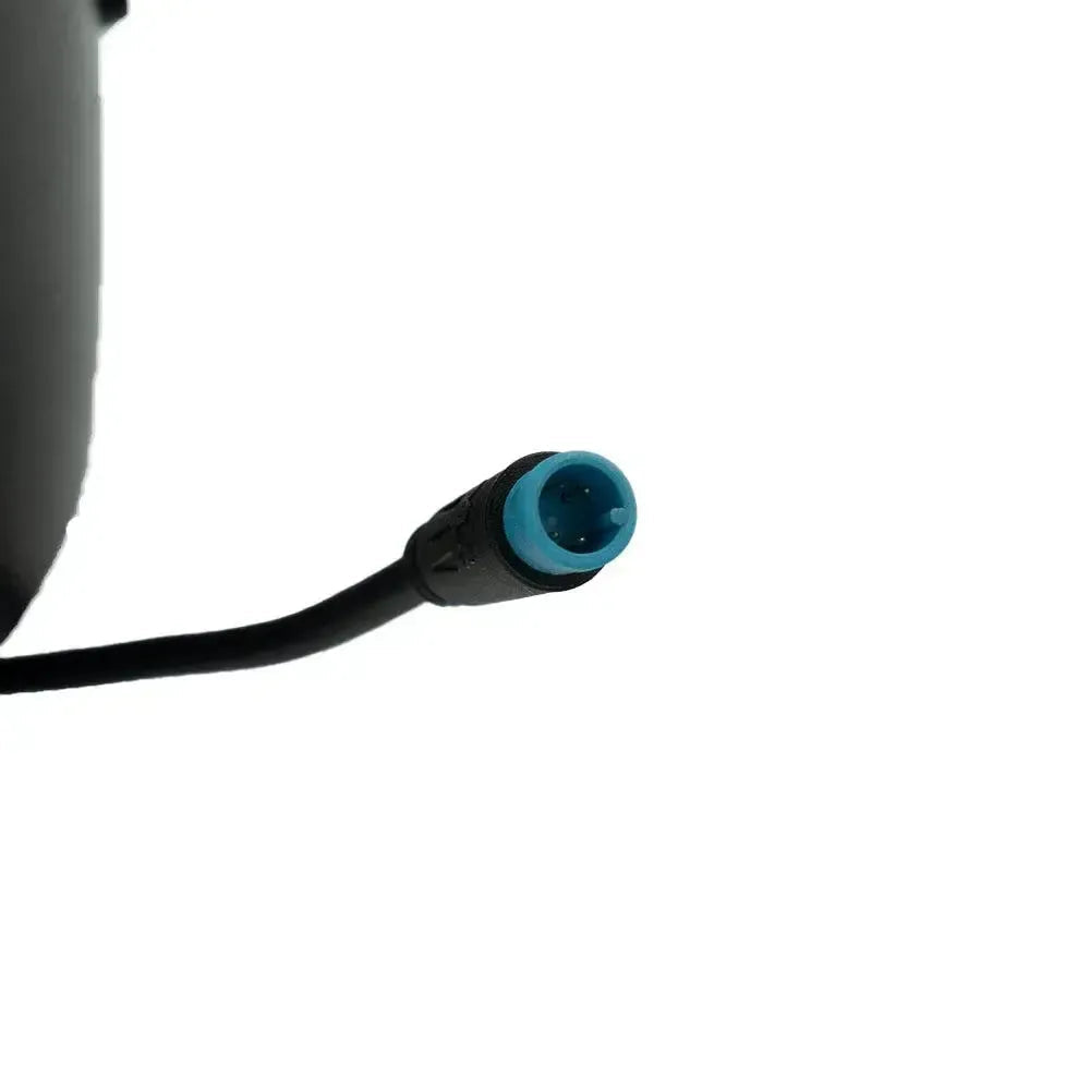 A close-up of the QMWHEEL - FATBIKE V20 - KOPLAMP - ORIGINEEL, featuring a black cable with a blue-tipped round connector designed specifically for Fatbike koplamp applications and compatible with V20 modellen, is set against a white background—emphasizing its geavanceerde verlichtingstechnologie.