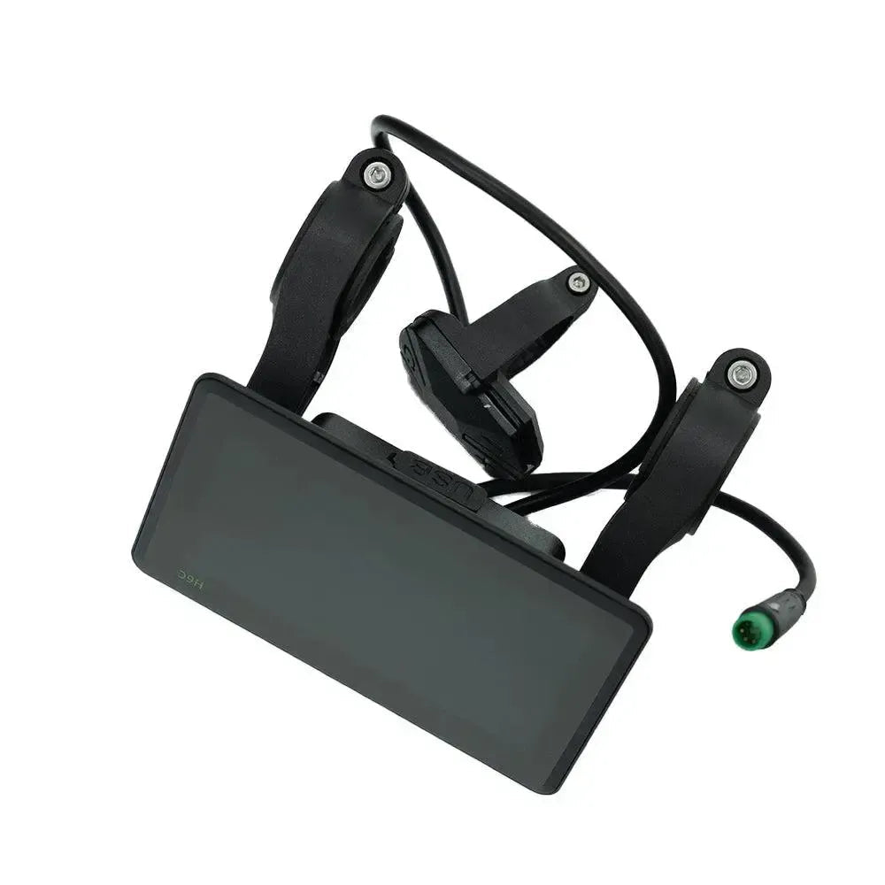 Een QMWHEEL V20 - H6C DISPLAY - BEGRENSD van QMWHEEL, met een rechthoekig LCD-scherm voor fatbikes, twee armachtige bevestigingsbeugels en een aangesloten kabel met een groene stekker, afgebeeld tegen een witte achtergrond.