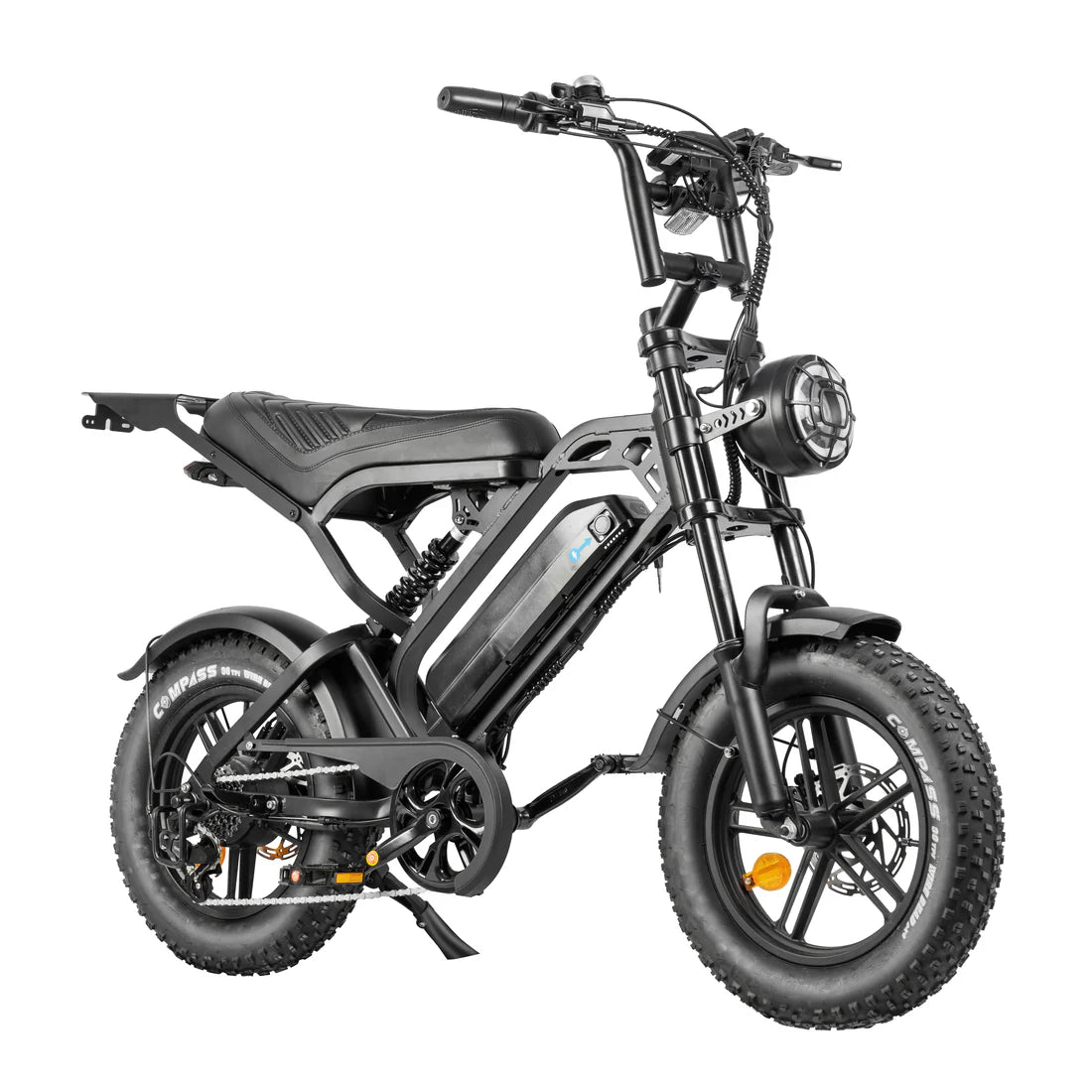 Maak kennis met de QMWHEEL FATBIKE V20 MINI – MODEL 2026: een strakke, zwarte elektrische fatbike van 250 W met robuuste 16-inch fatbike-wielen, dikke banden voor extra stabiliteit en comfort, een koplamp, een bekleed zadel en een bagagedrager achterop. Deze stijlvolle fiets, hier afgebeeld vanuit een hoek aan de voorkant op een witte achtergrond, is bovendien uitgerust met een alarmsysteem en hydraulische remmen voor extra veiligheid.
