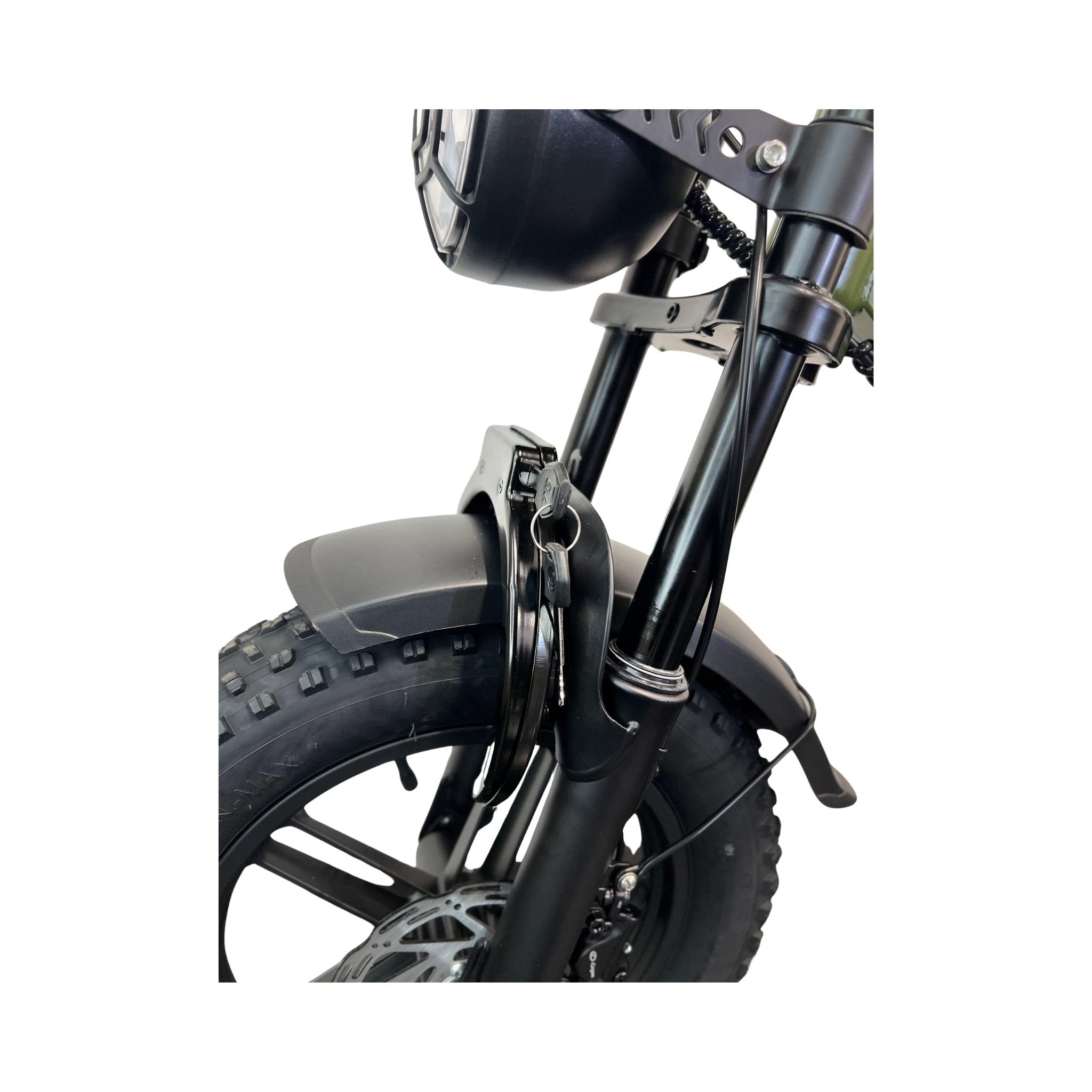 Close-up van het voorwiel van de QMWHEEL FATBIKE V20 MINI – MODEL 2026, voorzien van een dikke 16-inch fatbike-band, spatbord, verende voorvork, hydraulische schijfrem en een gemonteerde koplamp.