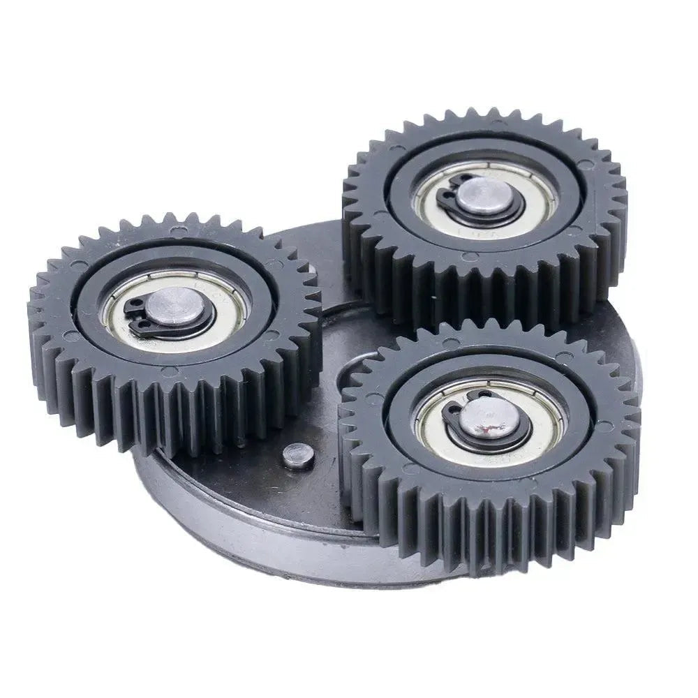 Drie zwarte QMWHEEL V20 - S20-tandwielen met metalen hart zijn gemonteerd op een ronde zwarte basis; de tanden van elk tandwiel grijpen in elkaar en vormen zo een eenvoudig mechanisme dat doet denken aan het originele 250-watt QMWHEEL-motorsysteem voor e-fatbikes.