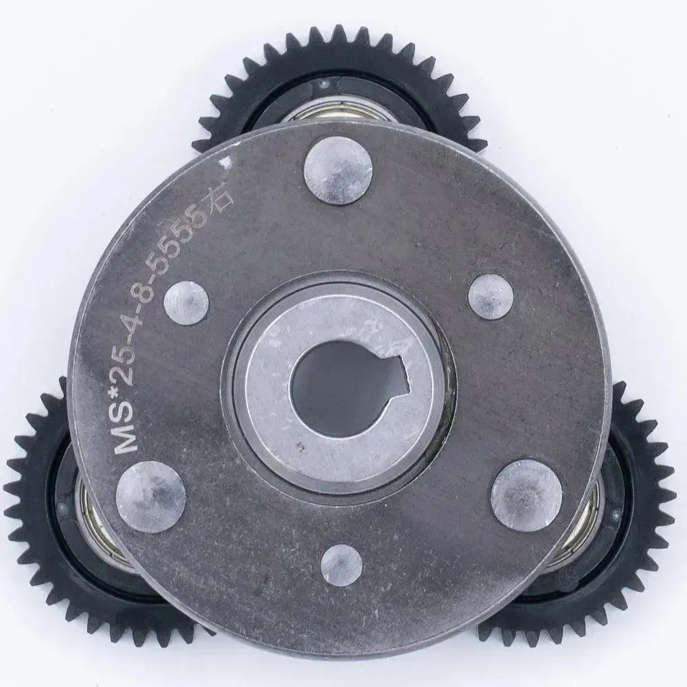 Een metalen tandwielmechanisme met drie zwarte tandwielen die in een driehoekige opstelling rond een centrale schijf zijn geplaatst, waarop „MS*25.4-8-5555“ is gegraveerd, vergelijkbaar met die welke worden gebruikt in de QMWHEEL V20 - S20 - TANDWIELEN - MOTOR - 250 WATT - ORIGINEEL van QMWHEEL voor een elektrische fatbike.
