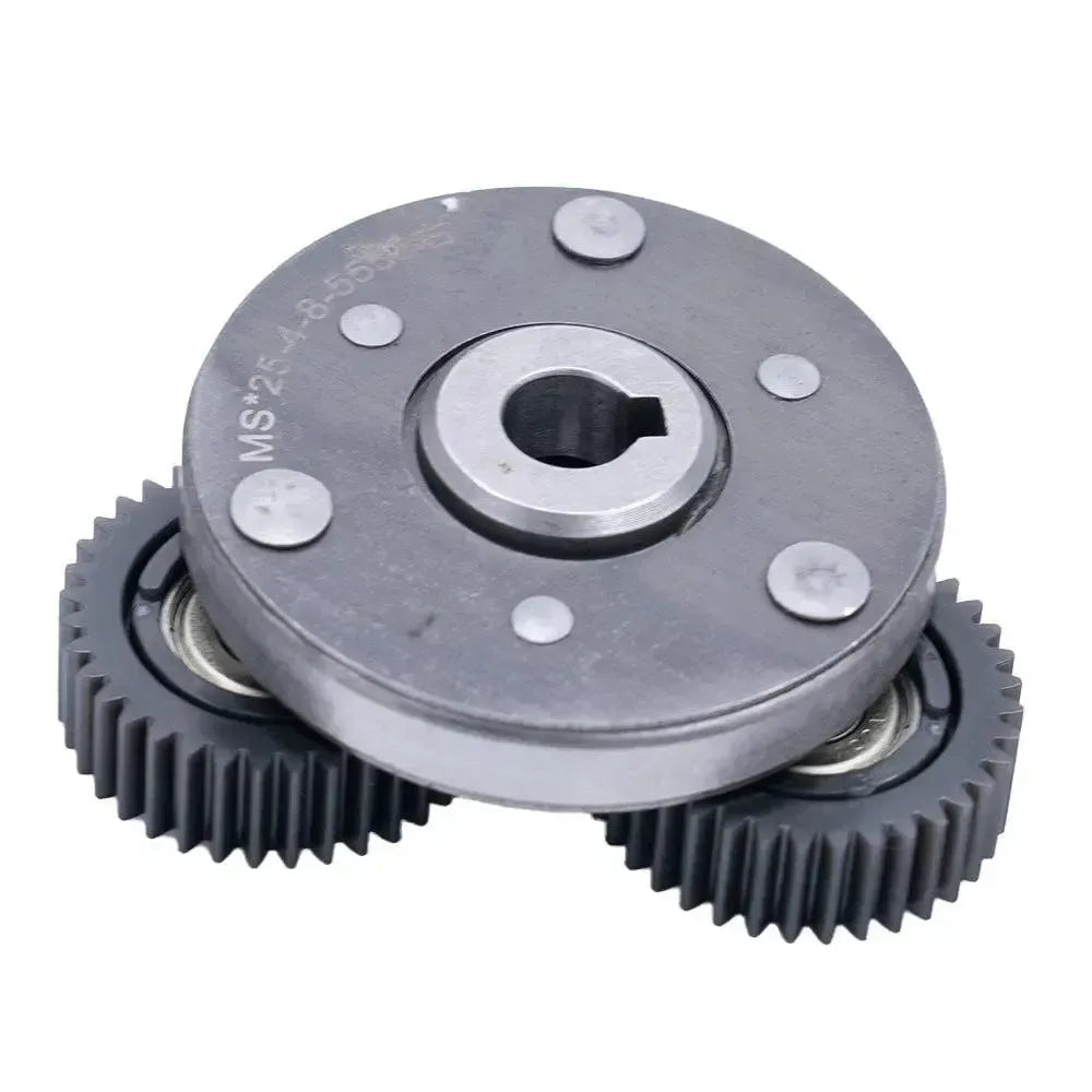 Een metalen tandwielconstructie met een centrale ronde plaat en as, bevestigd aan twee kleinere zwarte tandwielen op lagers — zoals die in de QMWHEEL V20 - S20 - TANDWIELEN - MOTOR - 250 WATT - ORIGINEEL van QMWHEEL—is doorgaans ontworpen voor gebruik in machines of motoren, waaronder toepassingen in elektrische fatbikes.