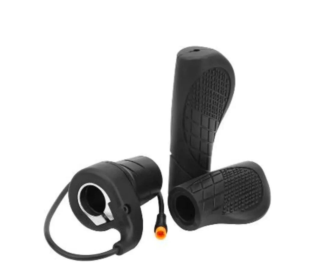 Op een witte achtergrond zijn twee zwarte ergonomische fietsstuurhandvatten afgebeeld, waarvan één is voorzien van een originele OUXI - QMWHEEL-gashendel en een 3-pins aansluitkabel voor de gashendel. Weergegeven merknamen: QMWHEEL en OUXI.