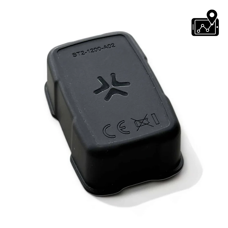 Een compacte zwarte LOQATER - PEILZENDER - GPS-e-bike-tracker van het merk LOQATER, voorzien van in reliëf aangebrachte symbolen zoals de CE-markering en het symbool ‘niet weggooien’, evenals een serienummer. In de rechterbovenhoek verschijnt een locatiesymbool met een kaart.
