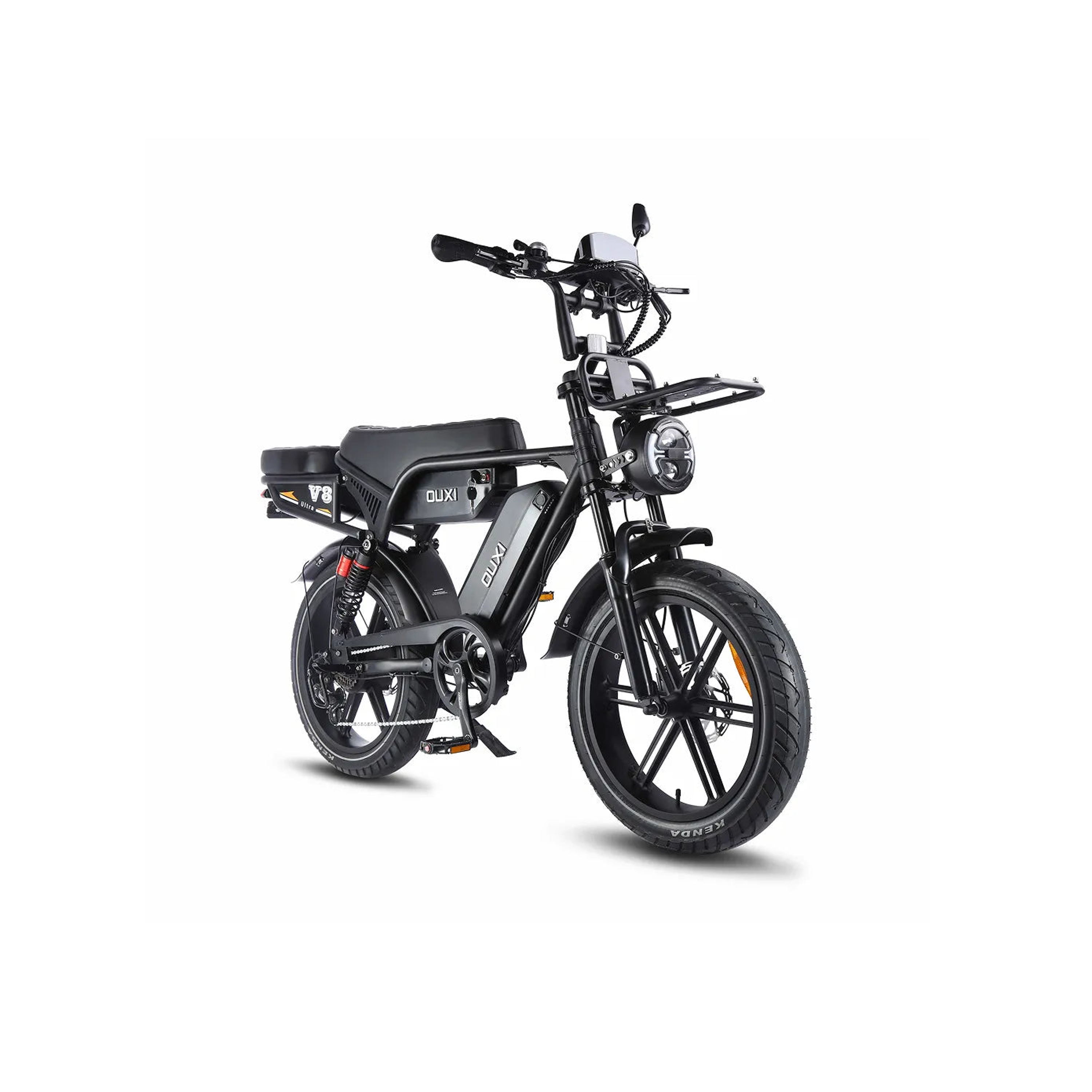 De FATBIKE OUXI V8 ULTRA MAX – MODEL 2026, hier afgebeeld in het zwart met een robuust frame, brede banden, hydraulische remmen en een dubbele accu voor een grotere actieradius, valt op tegen een effen witte achtergrond. Deze OUXI-fatbike is bovendien voorzien van een koplamp, een achterzadel en een mand op het stuur.