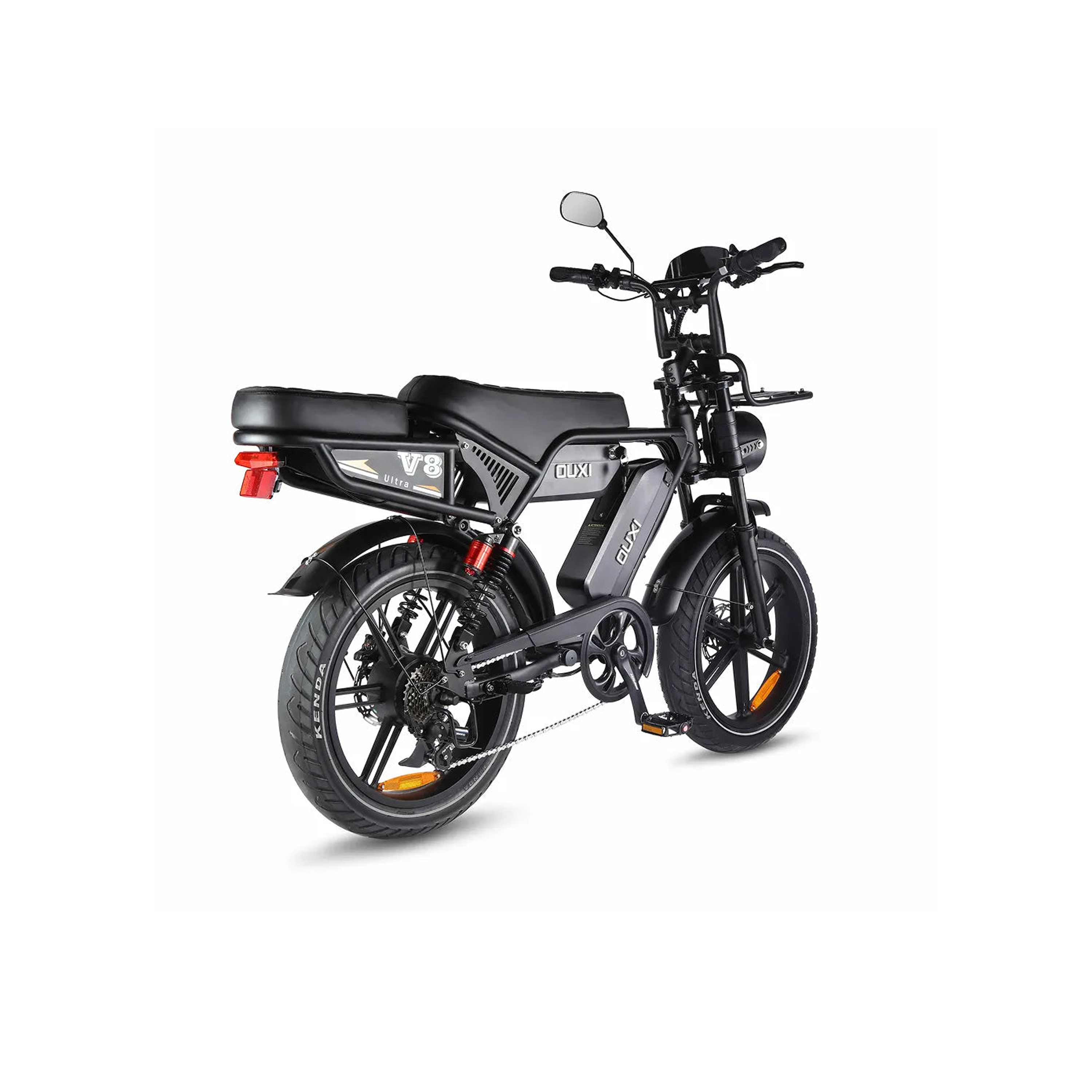 Een zwarte OUXI FATBIKE V8 ULTRA MAX – MODEL 2026, uitgerust met hydraulische remmen, een dubbele accu, een lang, gewatteerd zadel, achteruitkijkspiegels en spatborden voor en achter – gefotografeerd vanuit een zijdelingse hoek van achteren tegen een witte achtergrond.