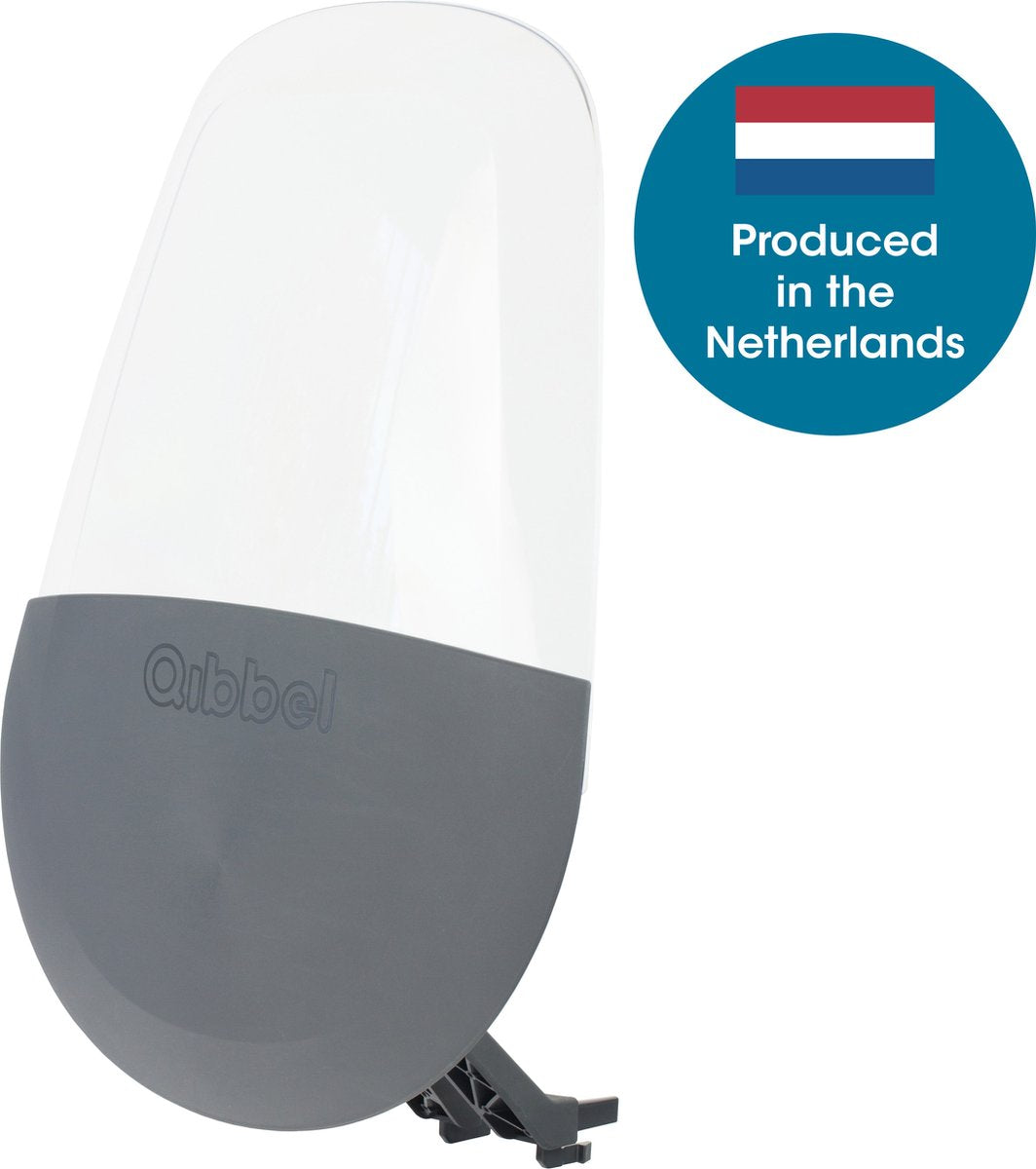 A gray and clear Qibbel Air Windscherm Air Q880 bike windshield featuring the Qibbel logo—ideal for pairing with your Qibbel voorzitje Air. Shown alongside a blue circle displaying the Dutch flag and the text “Produced in the Netherlands,” this fiets windscherm kind combines stylish design with dependable protection for your child.