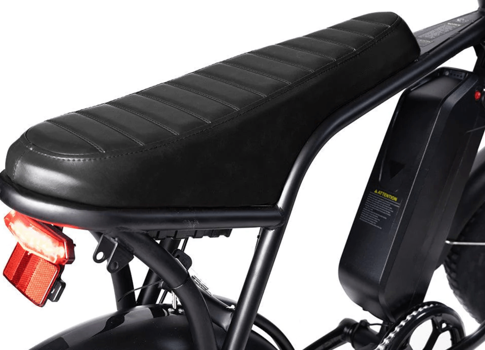 Close-up van het lange zadel van een zwarte elektrische fiets, voorzien van het OUXI ZADEL ZWART van OUXI voor extra comfort, waarbij het achterlicht en de accu onder het frame zijn gemonteerd.