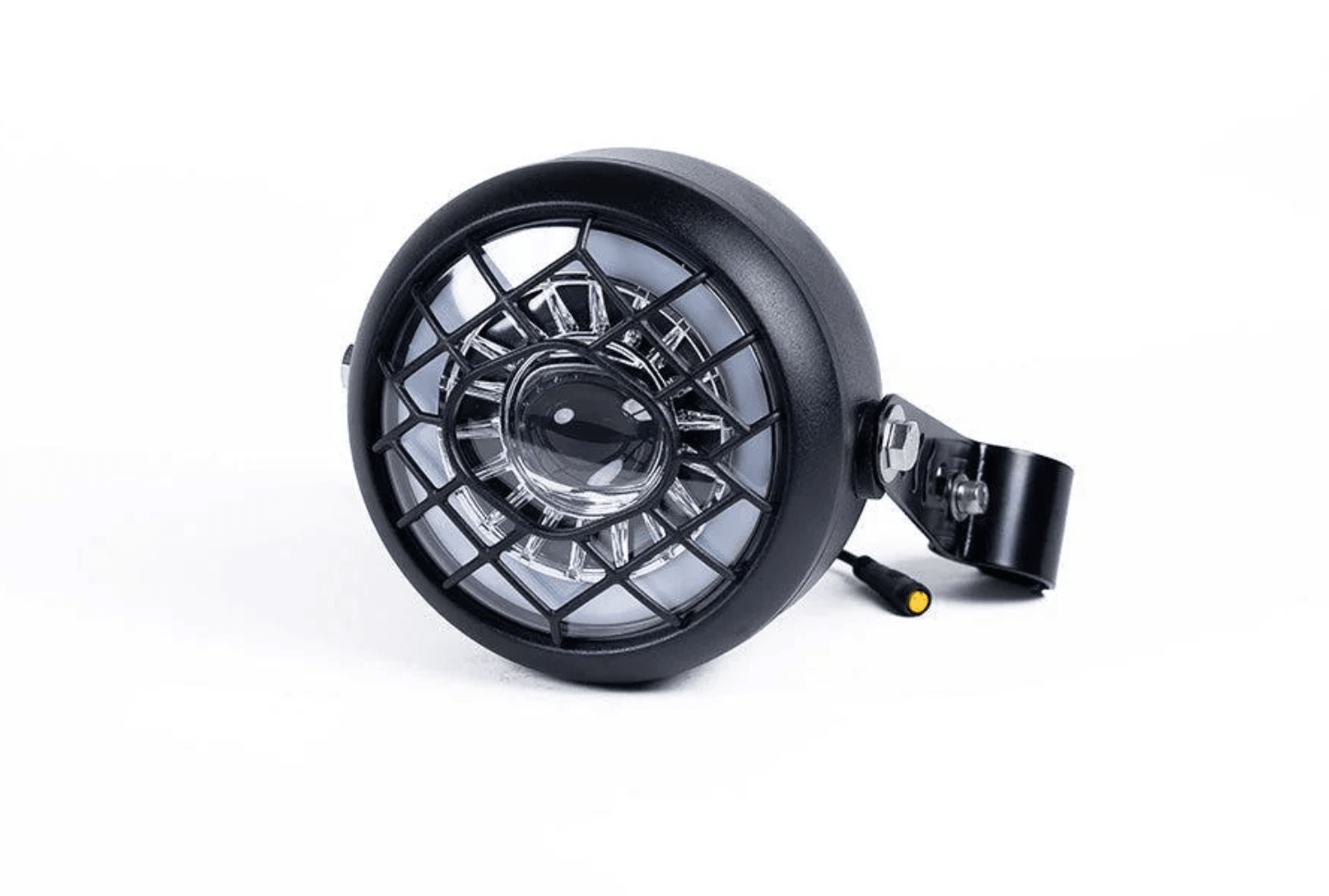 De OUXI - V8 - H9 - KOPLAMP is een ronde, zwarte LED-fietskoplamp met geavanceerde verlichtingstechnologie, een stevig metalen beschermrooster, een klembevestiging en een bijgeleverde kabel. Dit product van het merk OUXI is ontworpen als betrouwbare OUXI Fatbike-koplamp voor OUXI-modellen en wordt afgebeeld op een witte achtergrond.