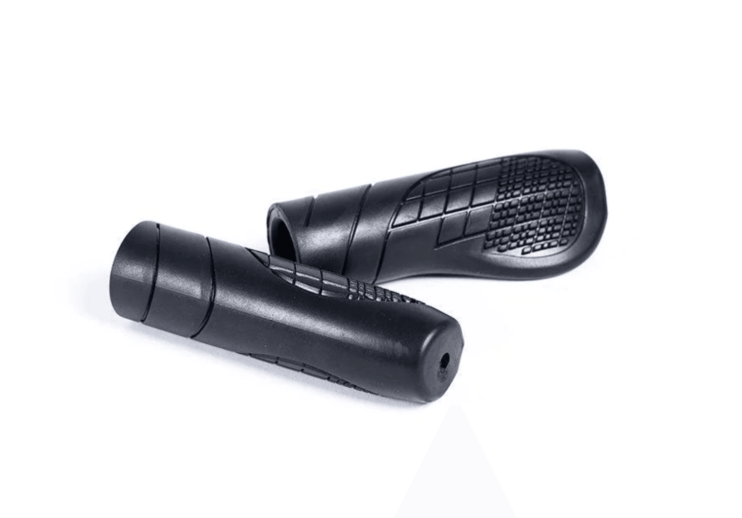 Op een witte achtergrond liggen twee zwarte plastic OUXI-handvatten voor fatbikes, met een gestructureerd oppervlak met patroon. Deze OUXI-handvatten zorgen voor een comfortabele en stevige grip op je fatbike.