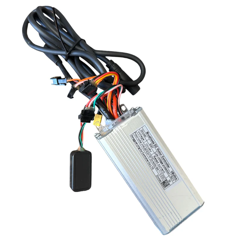 Een zilverkleurige, rechthoekige controller voor een e-bike, de OUXI V8 ULTRA - CONTROLLER - ORIGINELE van OUXI, voorzien van een label, diverse kleurrijke draden en connectoren – waaronder een rode motorconnector – en een zwarte kabel die eraan vastzit, allemaal afgebeeld op een witte achtergrond.