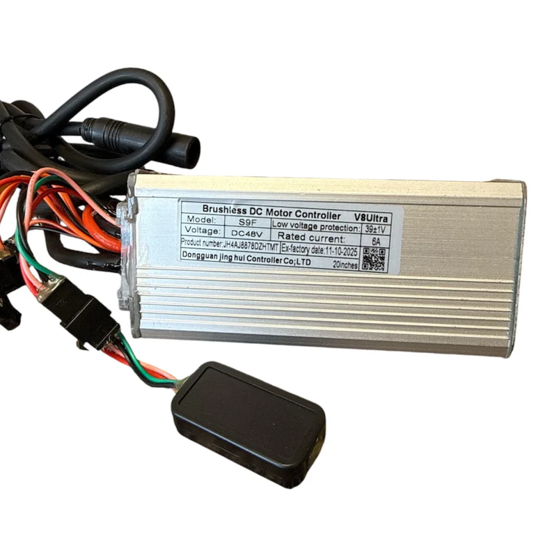 De OUXI V8 ULTRA - CONTROLLER - ORIGINELE van OUXI is een zilverkleurige brushless DC-motorcontroller met een specificatielabel, zwarte kabels en een compact, zwart extern onderdeel dat via draden is aangesloten. Deze controller is speciaal ontworpen voor fatbikes, heeft een robuust ontwerp en is voorzien van een handige motorconnector voor een probleemloze installatie.