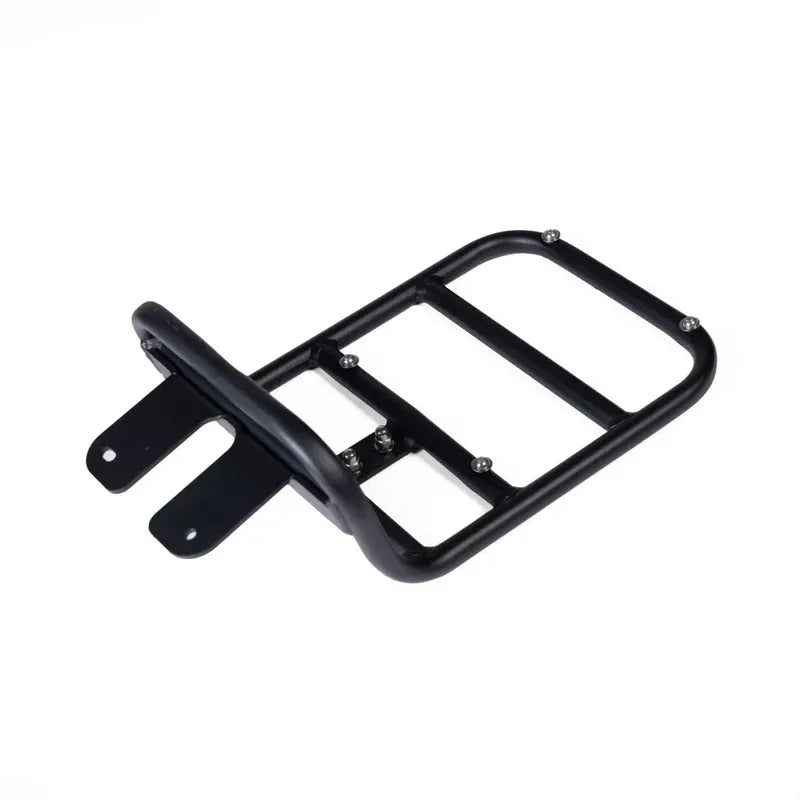 Zwart metalen bagagedrager voor een fiets of motorfiets, afgebeeld op een witte achtergrond. De VOORREKJE - VOORDRAGER - C80 - H9 - V20 van QMWHEEL en OUXI heeft een vlak platform met twee bevestigingsbeugels die vanaf één uiteinde uitsteken, waardoor hij stevige ondersteuning biedt voor bagage en betrouwbare prestaties levert tijdens je ritten.