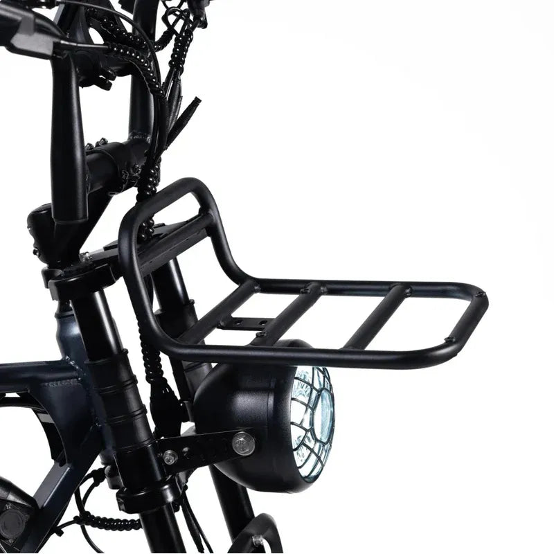 Close-up van het voorste deel van een fiets, met daarop het QMWHEEL, OUXI VOORREKJE - VOORDRAGER - C80 - H9 - V20: een stevige, zwarte metalen bagagedrager die boven een ronde koplamp is gemonteerd, met op de achtergrond het stuur en diverse kabels zichtbaar.