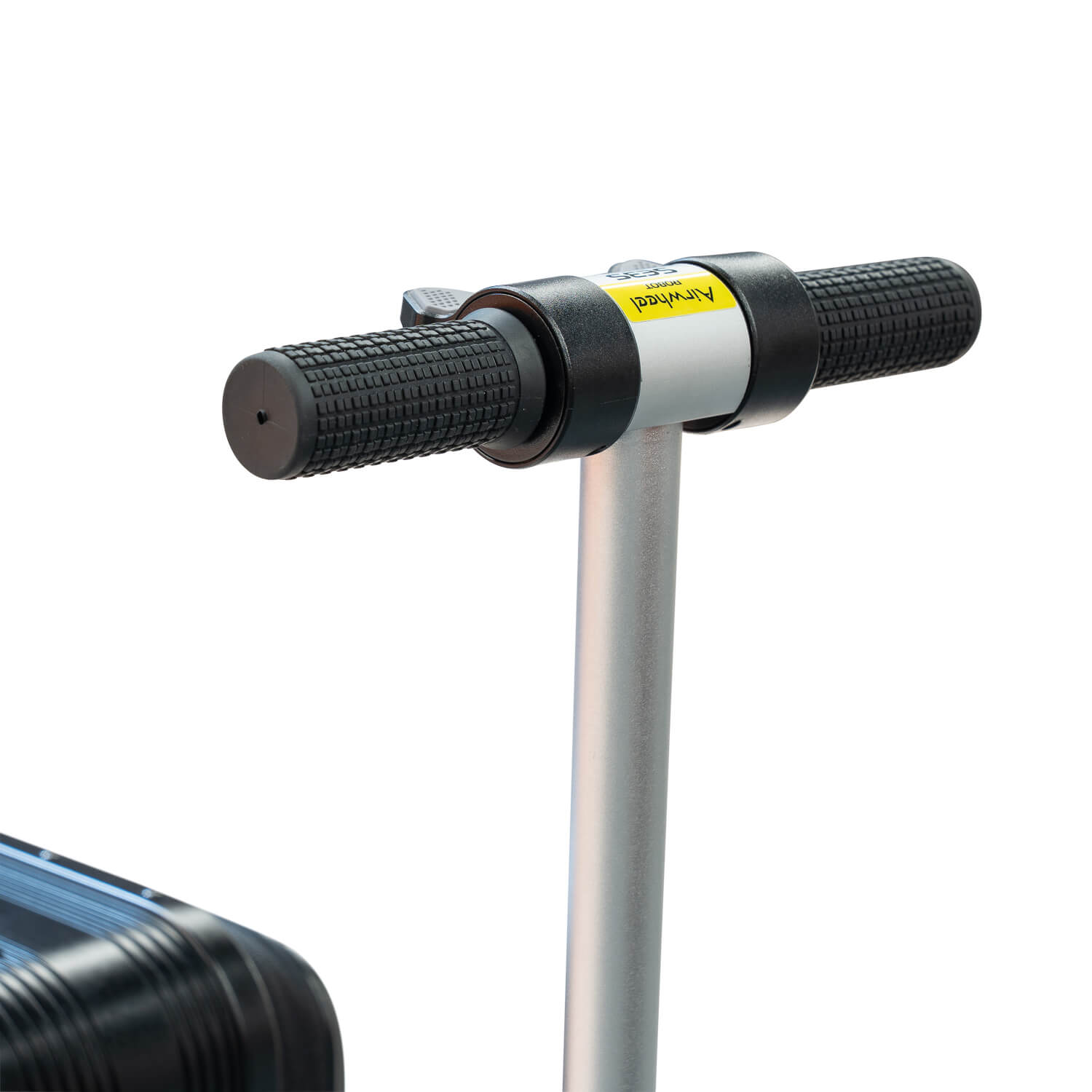 Close-up van het zwarte rubberen stuur met gestructureerde handgrepen, bevestigd aan een zilverkleurige metalen stang, onderdeel van de AIRWHEELZ Airwheel SE3S Elektrische Koffer (rijbare koffer en handbagage), waarbij een deel van de zwarte, geribbelde behuizing in de hoek zichtbaar is tegen een witte achtergrond.