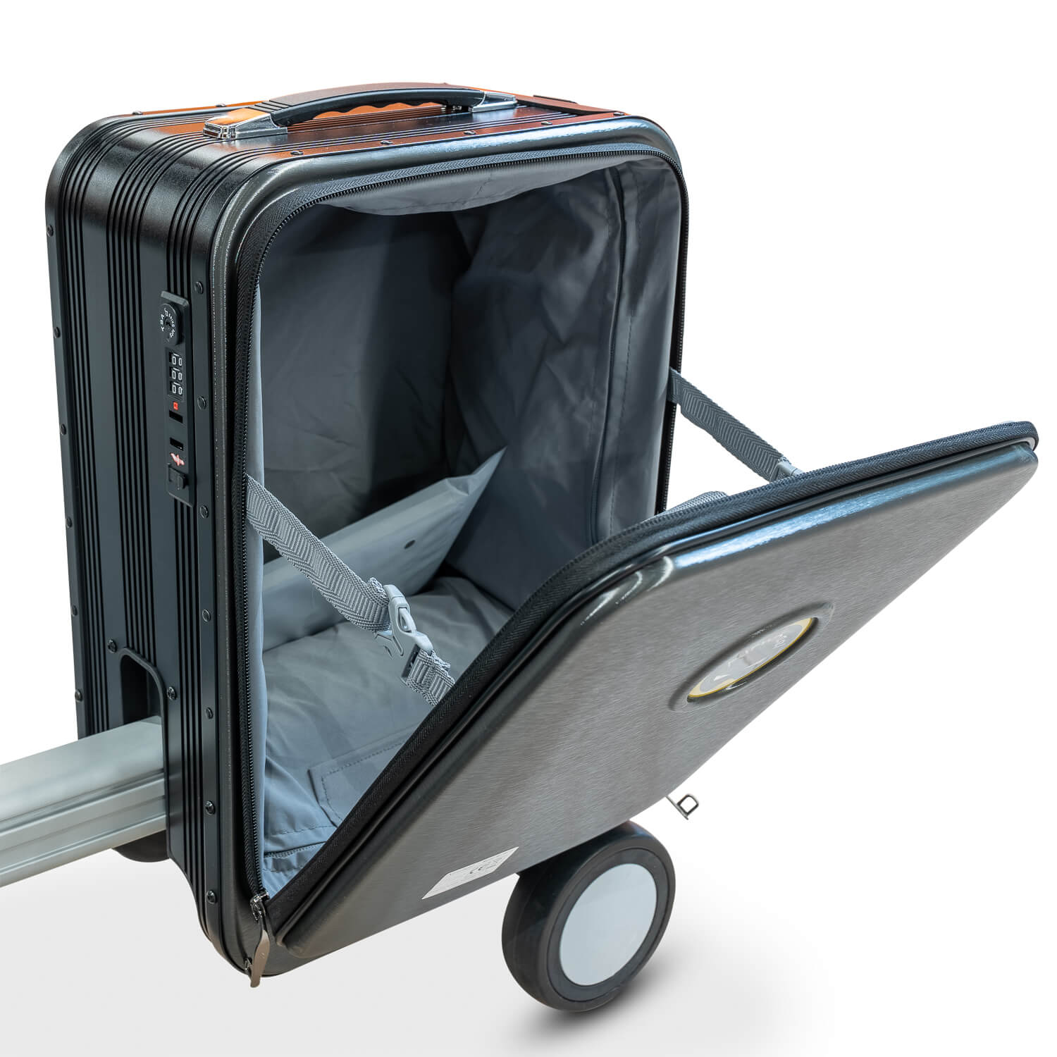 Er wordt een zwarte AIRWHEELZ Airwheel SE3S elektrische koffer met harde schaal getoond, waarvan het voorpaneel openstaat, waardoor een grijze binnenkant met bevestigingsriemen zichtbaar is. Deze slimme, berijdbare E-koffer voor handbagage, geïnspireerd door innovatieve ontwerpen, staat op twee wielen en is voorzien van een uitschuifbare handgreep.